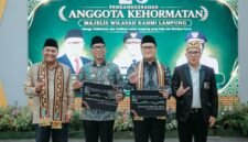 Gubernur Lampung, Rahmat Mirzani Djausal menyampaikan pentingnya kolaborasi seluruh elemen masyarakat dalam membangun Provinsi Lampung menuju daerah yang maju dan berdaya saing.[]