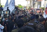 Polres Lampung Utara melaksanakan pelayanan terhadap aksi damai yang digelar Dewan Pimpinan Cabang Triga Nusantara Indonesia (DPC TRINUSA) Lampung Utara di depan Lapas Kelas IIA Kotabumi, Kamis 02 Juli 2026.[Ra]