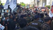 Polres Lampung Utara melaksanakan pelayanan terhadap aksi damai yang digelar Dewan Pimpinan Cabang Triga Nusantara Indonesia (DPC TRINUSA) Lampung Utara di depan Lapas Kelas IIA Kotabumi, Kamis 02 Juli 2026.[Ra]