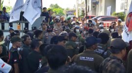Polres Lampung Utara melaksanakan pelayanan terhadap aksi damai yang digelar Dewan Pimpinan Cabang Triga Nusantara Indonesia (DPC TRINUSA) Lampung Utara di depan Lapas Kelas IIA Kotabumi, Kamis 02 Juli 2026.[Ra]