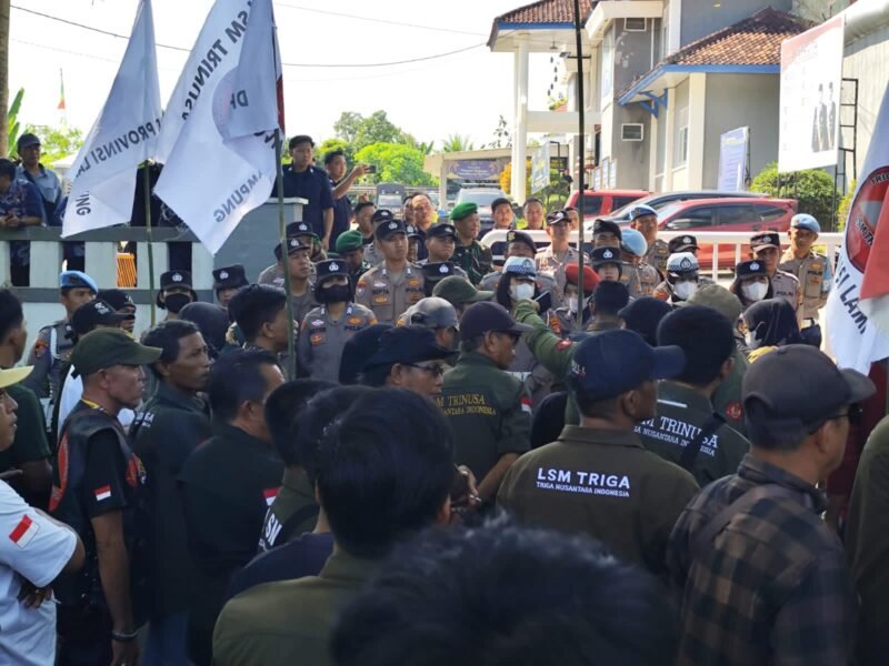Polres Lampung Utara melaksanakan pelayanan terhadap aksi damai yang digelar Dewan Pimpinan Cabang Triga Nusantara Indonesia (DPC TRINUSA) Lampung Utara di depan Lapas Kelas IIA Kotabumi, Kamis 02 Juli 2026.[Ra]