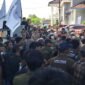 Polres Lampung Utara melaksanakan pelayanan terhadap aksi damai yang digelar Dewan Pimpinan Cabang Triga Nusantara Indonesia (DPC TRINUSA) Lampung Utara di depan Lapas Kelas IIA Kotabumi, Kamis 02 Juli 2026.[Ra]