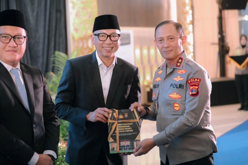 Gubernur Lampung Rahmat Mirzani Djausal menghadiri acara Syukuran Hari Bhayangkara ke-80 Tahun 2026 yang diselenggarakan di Gedung Serba Guna (GSG) Presisi Polda Lampung, Rabu (2/7/2026).[De]