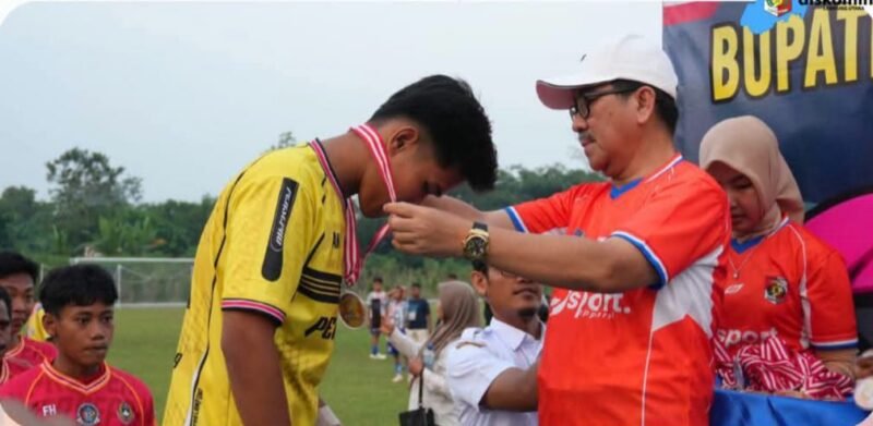 Pemerintah Kabupaten Lampung Utara secara resmi menutup Football Festival Bupati Cup Tahun 2026 kategori usia 13, 16 dan 17 tahun di Lapangan Sepak Bola Kimal Lampung, Kecamatan Kotabumi Utara, Rabu 1 Juli 2026.[Ra].