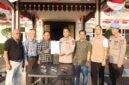 Enam Tokoh masyarakat Dusun Talang Gunung, Desa Talang Batu, Kecamatan Mesuji Timur, Kabupaten Mesuji dengan sukarela menyerahkan Enam Pucuk Senjata Api Rakitan berbagai jenis tanpa amunisi.[Na]