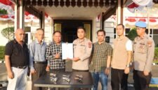 Enam Tokoh masyarakat Dusun Talang Gunung, Desa Talang Batu, Kecamatan Mesuji Timur, Kabupaten Mesuji dengan sukarela menyerahkan Enam Pucuk Senjata Api Rakitan berbagai jenis tanpa amunisi.[Na]