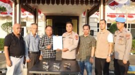 Enam Tokoh masyarakat Dusun Talang Gunung, Desa Talang Batu, Kecamatan Mesuji Timur, Kabupaten Mesuji dengan sukarela menyerahkan Enam Pucuk Senjata Api Rakitan berbagai jenis tanpa amunisi.[Na]