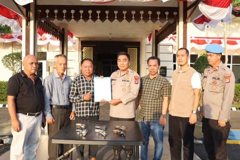 Enam Tokoh masyarakat Dusun Talang Gunung, Desa Talang Batu, Kecamatan Mesuji Timur, Kabupaten Mesuji dengan sukarela menyerahkan Enam Pucuk Senjata Api Rakitan berbagai jenis tanpa amunisi.[Na]