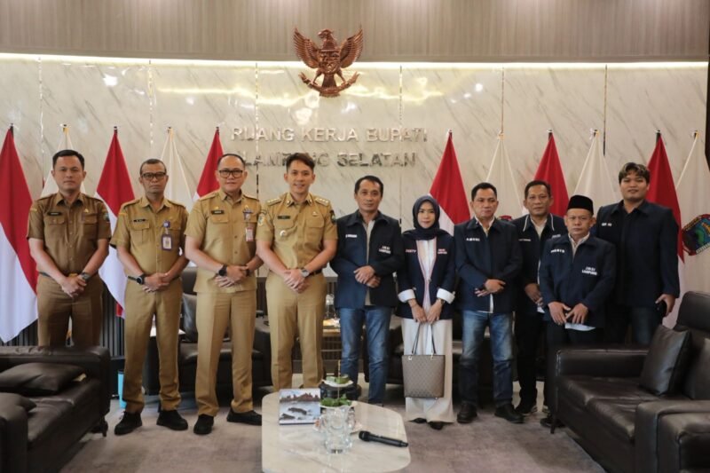 Bupati Lampung Selatan Radityo Egi Pratama mengajak Jaringan Media Siber Indonesia (JMSI) Provinsi Lampung berkolaborasi mempromosikan potensi wisata dan branding Kabupaten Lampung Selatan sebagai Beranda Pulau Sumatera.[De]