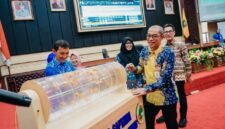 Pemerintah Provinsi Lampung terus mendorong penguatan koperasi sebagai salah satu pilar peningkatan kesejahteraan aparatur sipil negara (ASN) melalui pembukaan Rapat Anggota Tahunan (RAT) Koperasi Pegawai Republik Indonesia (KPRI) Saptawa Provinsi Lampung Tahun Buku 2025 yang digelar di Gedung Pusiban, Kamis (9/7/2026).[De]