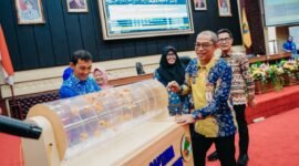 Pemerintah Provinsi Lampung terus mendorong penguatan koperasi sebagai salah satu pilar peningkatan kesejahteraan aparatur sipil negara (ASN) melalui pembukaan Rapat Anggota Tahunan (RAT) Koperasi Pegawai Republik Indonesia (KPRI) Saptawa Provinsi Lampung Tahun Buku 2025 yang digelar di Gedung Pusiban, Kamis (9/7/2026).[De]