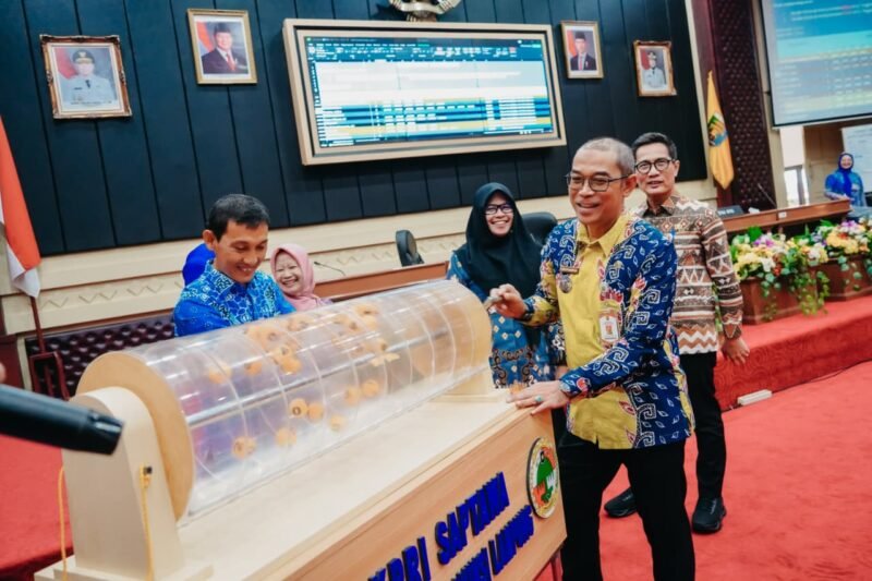 Pemerintah Provinsi Lampung terus mendorong penguatan koperasi sebagai salah satu pilar peningkatan kesejahteraan aparatur sipil negara (ASN) melalui pembukaan Rapat Anggota Tahunan (RAT) Koperasi Pegawai Republik Indonesia (KPRI) Saptawa Provinsi Lampung Tahun Buku 2025 yang digelar di Gedung Pusiban, Kamis (9/7/2026).[De]