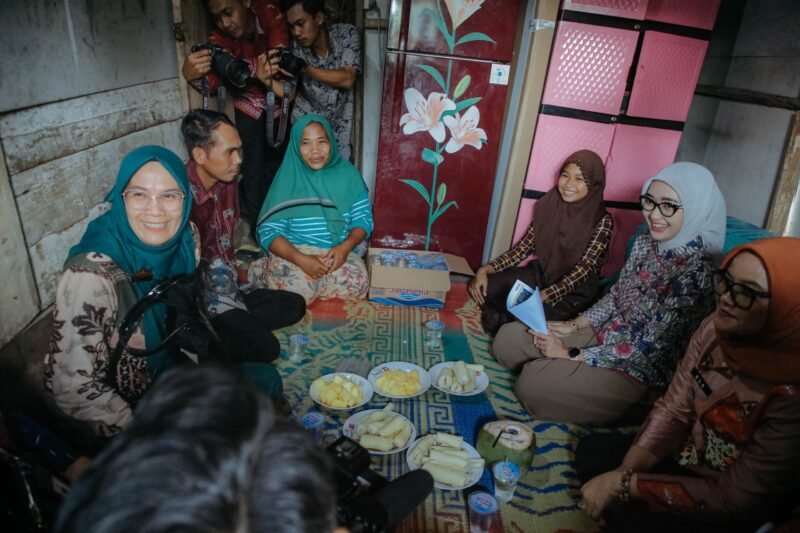 Wakil Gubernur Lampung Jihan Nurlela mengunjungi rumah calon siswa Sekolah Rakyat di Desa Rantau Jaya Udik II, Kecamatan Sukadana, Kamis (9/7/2026).[De]