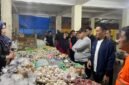 Pemerintah Kabupaten Tanggamus kembali menegaskan komitmennya dalam mewujudkan ketertiban kawasan Pasar Gisting. Wakil Bupati Tanggamus Agus Suranto memimpin langsung kegiatan monitoring dan tindak lanjut penertiban pedagang pada Jumat (10/7/2026) sekitar pukul 05.00 WIB.[]