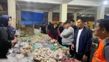 Pemerintah Kabupaten Tanggamus kembali menegaskan komitmennya dalam mewujudkan ketertiban kawasan Pasar Gisting. Wakil Bupati Tanggamus Agus Suranto memimpin langsung kegiatan monitoring dan tindak lanjut penertiban pedagang pada Jumat (10/7/2026) sekitar pukul 05.00 WIB.[]
