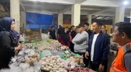 Pemerintah Kabupaten Tanggamus kembali menegaskan komitmennya dalam mewujudkan ketertiban kawasan Pasar Gisting. Wakil Bupati Tanggamus Agus Suranto memimpin langsung kegiatan monitoring dan tindak lanjut penertiban pedagang pada Jumat (10/7/2026) sekitar pukul 05.00 WIB.[]