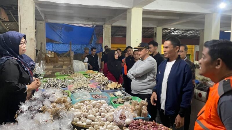 Pemerintah Kabupaten Tanggamus kembali menegaskan komitmennya dalam mewujudkan ketertiban kawasan Pasar Gisting. Wakil Bupati Tanggamus Agus Suranto memimpin langsung kegiatan monitoring dan tindak lanjut penertiban pedagang pada Jumat (10/7/2026) sekitar pukul 05.00 WIB.[]