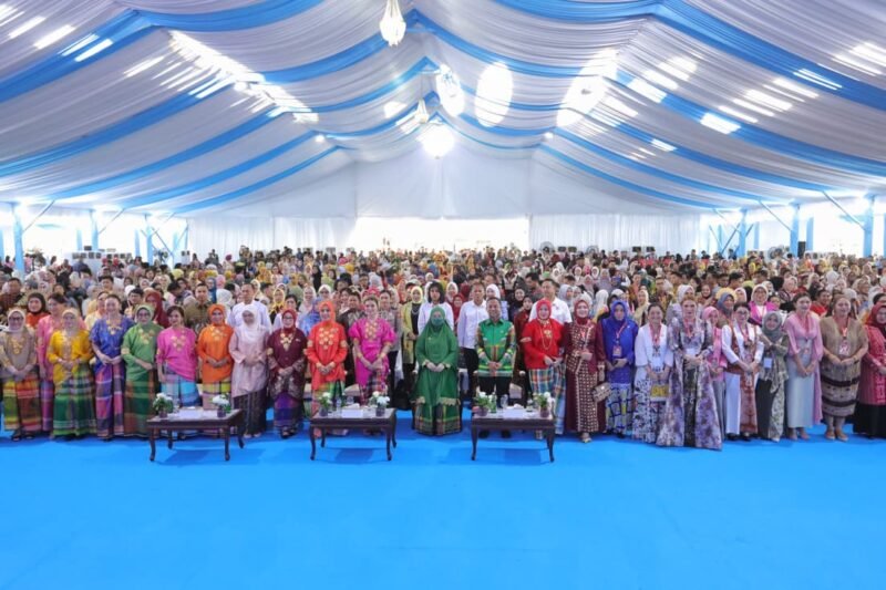 Turut meriahkan peringatan HUT Dekranas ke-46 , Ketua Dewan Kerajinan Nasional Daerah (Dekranasda) Provinsi Lampung, Batin Wulan, menghadiri puncak peringatan Hari Ulang Tahun (HUT) ke-46 Dewan Kerajinan Nasional (Dekranas) di Trans Studio Mall (TSM) Makassar, Jumat (10/7). Kehadirannya didampingi jajaran Dekranasda kabupaten/kota se-Provinsi Lampung.[]