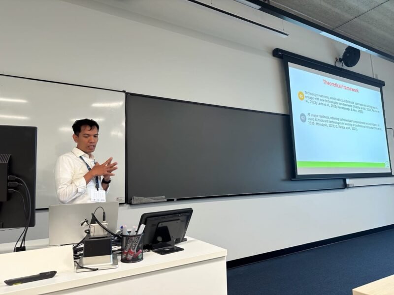 Dosen Universitas Islam Negeri (UIN) Raden Intan Lampung (RIL), Suherman, PhD, mempresentasikan hasil penelitiannya tentang instrumen kesiapan kecerdasan artifisial (Artificial Intelligence/AI) bagi calon guru pada Junior Researchers of EARLI (JURE) Conference 2026.[]