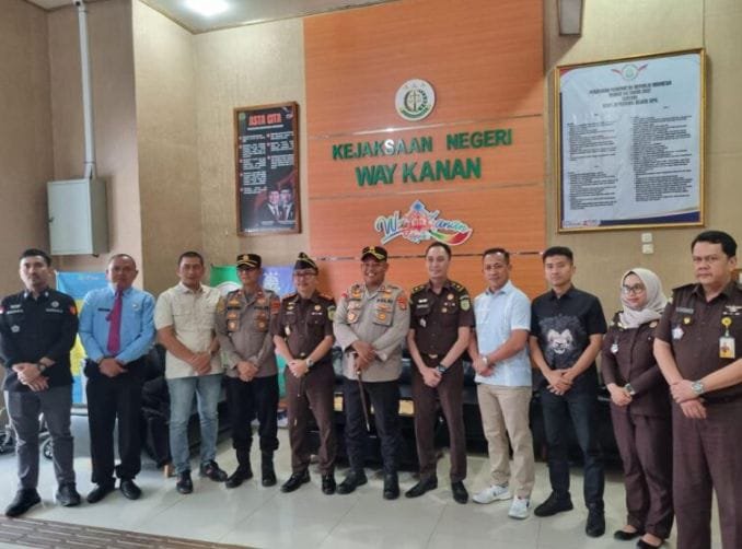 WAYKANAN -Guna lebih meningkatkan sinergitas dan lebih mempererat silaturahmi, Kapolres Way Kanan dengan didampingi segenap PJU Polres sambangi Kejari Way Kanan Selasa (14-06-2026).[Rm]