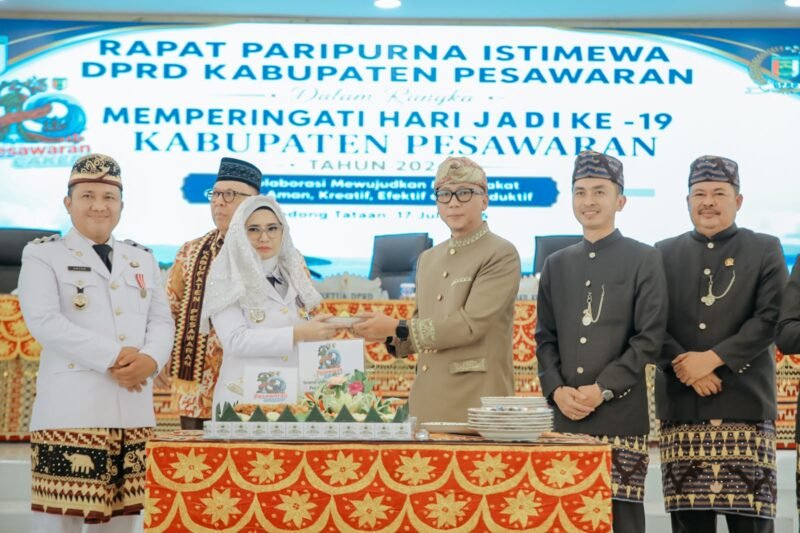 Gubernur Lampung Rahmat Mirzani Djausal mengajak seluruh pemangku kepentingan di Kabupaten Pesawaran memperkuat kolaborasi untuk meningkatkan kualitas sumber daya manusia (SDM), mempercepat inovasi, dan mendorong pembangunan yang berdampak langsung bagi masyarakat.[De]