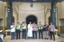 Personil Siaga Kompi II Polres Mesuji melaksanakan Kegiatan Rutin Yang Ditingkatkan (KRYD) dengan melakukan pengamanan di tempat ibadah gereja.[Na]