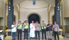 Personil Siaga Kompi II Polres Mesuji melaksanakan Kegiatan Rutin Yang Ditingkatkan (KRYD) dengan melakukan pengamanan di tempat ibadah gereja.[Na]