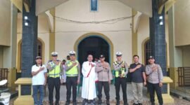 Personil Siaga Kompi II Polres Mesuji melaksanakan Kegiatan Rutin Yang Ditingkatkan (KRYD) dengan melakukan pengamanan di tempat ibadah gereja.[Na]