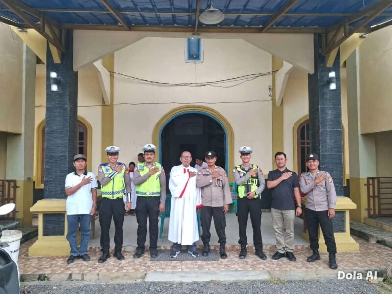 Personil Siaga Kompi II Polres Mesuji melaksanakan Kegiatan Rutin Yang Ditingkatkan (KRYD) dengan melakukan pengamanan di tempat ibadah gereja.[Na]