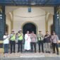 Personil Siaga Kompi II Polres Mesuji melaksanakan Kegiatan Rutin Yang Ditingkatkan (KRYD) dengan melakukan pengamanan di tempat ibadah gereja.[Na]
