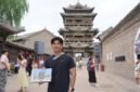 Alih-alih memegang kamera, Veldesen Yaputra, mahasiswa arsitektur sekaligus kreator konten asal Indonesia, berdiri tenang di depan sebuah bangunan kuno China. Dengan buku sketsa di tangannya, dia secara cermat menggambar kerumitan struktur kayu dan lekukan atap bangunan megah tersebut.[]