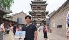 Alih-alih memegang kamera, Veldesen Yaputra, mahasiswa arsitektur sekaligus kreator konten asal Indonesia, berdiri tenang di depan sebuah bangunan kuno China. Dengan buku sketsa di tangannya, dia secara cermat menggambar kerumitan struktur kayu dan lekukan atap bangunan megah tersebut.[]