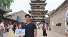 Alih-alih memegang kamera, Veldesen Yaputra, mahasiswa arsitektur sekaligus kreator konten asal Indonesia, berdiri tenang di depan sebuah bangunan kuno China. Dengan buku sketsa di tangannya, dia secara cermat menggambar kerumitan struktur kayu dan lekukan atap bangunan megah tersebut.[]