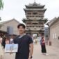 Alih-alih memegang kamera, Veldesen Yaputra, mahasiswa arsitektur sekaligus kreator konten asal Indonesia, berdiri tenang di depan sebuah bangunan kuno China. Dengan buku sketsa di tangannya, dia secara cermat menggambar kerumitan struktur kayu dan lekukan atap bangunan megah tersebut.[]