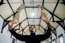 Seorang peserta dalang remaja berlatih memainkan wayang sebelum pertunjukan dalam Festival Dalang Anak dan Remaja 2026 di Gedung Societet di Daerah Istimewa Yogyakarta pada 21 Juli 2026.[]Seorang dalang remaja, Latif Listyo Wicoro (22 tahun) berlatih memainkan wayang sebelum pertunjukan dalam Festival Dalang Anak dan Remaja 2026 di Gedung Societet, Yogyakarta, Selasa (21/7). Festival Dalang Anak dan Remaja 2026 diikuti oleh 20 peserta yang diselenggarakan hingga 24 Juli mendatang. Festival ini menampilkan pertujukan wayang kulit purwa dan wayang golek menak yang merupakan wadah bagi para dalang muda penerus  sekaligus menjadi bagian dari upaya pelestarian seni pedalangan di kalangan generasi muda.