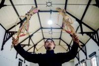 Seorang peserta dalang remaja berlatih memainkan wayang sebelum pertunjukan dalam Festival Dalang Anak dan Remaja 2026 di Gedung Societet di Daerah Istimewa Yogyakarta pada 21 Juli 2026.[]Seorang dalang remaja, Latif Listyo Wicoro (22 tahun) berlatih memainkan wayang sebelum pertunjukan dalam Festival Dalang Anak dan Remaja 2026 di Gedung Societet, Yogyakarta, Selasa (21/7). Festival Dalang Anak dan Remaja 2026 diikuti oleh 20 peserta yang diselenggarakan hingga 24 Juli mendatang. Festival ini menampilkan pertujukan wayang kulit purwa dan wayang golek menak yang merupakan wadah bagi para dalang muda penerus  sekaligus menjadi bagian dari upaya pelestarian seni pedalangan di kalangan generasi muda.