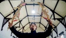 Seorang peserta dalang remaja berlatih memainkan wayang sebelum pertunjukan dalam Festival Dalang Anak dan Remaja 2026 di Gedung Societet di Daerah Istimewa Yogyakarta pada 21 Juli 2026.[]Seorang dalang remaja, Latif Listyo Wicoro (22 tahun) berlatih memainkan wayang sebelum pertunjukan dalam Festival Dalang Anak dan Remaja 2026 di Gedung Societet, Yogyakarta, Selasa (21/7). Festival Dalang Anak dan Remaja 2026 diikuti oleh 20 peserta yang diselenggarakan hingga 24 Juli mendatang. Festival ini menampilkan pertujukan wayang kulit purwa dan wayang golek menak yang merupakan wadah bagi para dalang muda penerus  sekaligus menjadi bagian dari upaya pelestarian seni pedalangan di kalangan generasi muda.