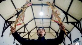 Seorang peserta dalang remaja berlatih memainkan wayang sebelum pertunjukan dalam Festival Dalang Anak dan Remaja 2026 di Gedung Societet di Daerah Istimewa Yogyakarta pada 21 Juli 2026.[]Seorang dalang remaja, Latif Listyo Wicoro (22 tahun) berlatih memainkan wayang sebelum pertunjukan dalam Festival Dalang Anak dan Remaja 2026 di Gedung Societet, Yogyakarta, Selasa (21/7). Festival Dalang Anak dan Remaja 2026 diikuti oleh 20 peserta yang diselenggarakan hingga 24 Juli mendatang. Festival ini menampilkan pertujukan wayang kulit purwa dan wayang golek menak yang merupakan wadah bagi para dalang muda penerus  sekaligus menjadi bagian dari upaya pelestarian seni pedalangan di kalangan generasi muda.