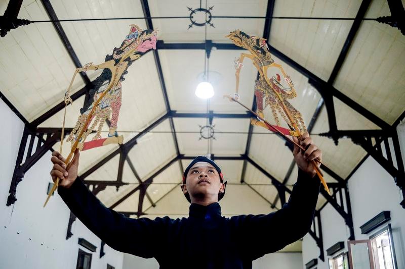 Seorang peserta dalang remaja berlatih memainkan wayang sebelum pertunjukan dalam Festival Dalang Anak dan Remaja 2026 di Gedung Societet di Daerah Istimewa Yogyakarta pada 21 Juli 2026.[]Seorang dalang remaja, Latif Listyo Wicoro (22 tahun) berlatih memainkan wayang sebelum pertunjukan dalam Festival Dalang Anak dan Remaja 2026 di Gedung Societet, Yogyakarta, Selasa (21/7). Festival Dalang Anak dan Remaja 2026 diikuti oleh 20 peserta yang diselenggarakan hingga 24 Juli mendatang. Festival ini menampilkan pertujukan wayang kulit purwa dan wayang golek menak yang merupakan wadah bagi para dalang muda penerus  sekaligus menjadi bagian dari upaya pelestarian seni pedalangan di kalangan generasi muda.