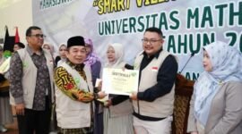 Ketua Umum Pengurus Besar Mathla'ul Anwar (PBMA) Dr. K.H. Jazuli Juwaini, M.A., M.M., melepas keberangkatan 448 mahasiswa Universitas Mathla'ul Anwar (UNMA) Banten, yang akan melaksanakan Kuliah Kerja Nyata (KKN) Tematik Tahun Akademik 2025/2026.[Hs]