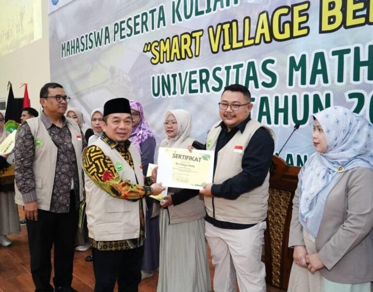 Ketua Umum Pengurus Besar Mathla'ul Anwar (PBMA) Dr. K.H. Jazuli Juwaini, M.A., M.M., melepas keberangkatan 448 mahasiswa Universitas Mathla'ul Anwar (UNMA) Banten, yang akan melaksanakan Kuliah Kerja Nyata (KKN) Tematik Tahun Akademik 2025/2026.[Hs]