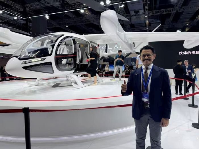 Denon Prawiraatmadja, CEO sekaligus pendiri Whitesky Group, perusahaan operator helikopter dari Indonesia, berfoto bersama sebuah pesawat eVTOL VE25-100 dalam ajang INTERNATIONAL ADVANCED AIR MOBILITY EXPO 2026 di Shanghai, China timur. [Xin]