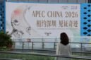
Seorang wanita berjalan melewati poster APEC CHINA 2026 dalam Pameran Industri Budaya Internasional (Shenzhen) China ke-22 di Shenzhen, Provinsi Guangdong, China selatan, pada 22 Mei 2026. (Xin)