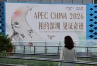 Seorang wanita berjalan melewati poster APEC CHINA 2026 dalam Pameran Industri Budaya Internasional (Shenzhen) China ke-22 di Shenzhen, Provinsi Guangdong, China selatan, pada 22 Mei 2026. (Xin)