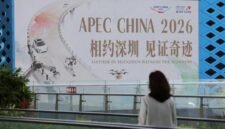 
Seorang wanita berjalan melewati poster APEC CHINA 2026 dalam Pameran Industri Budaya Internasional (Shenzhen) China ke-22 di Shenzhen, Provinsi Guangdong, China selatan, pada 22 Mei 2026. (Xin)