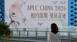 
Seorang wanita berjalan melewati poster APEC CHINA 2026 dalam Pameran Industri Budaya Internasional (Shenzhen) China ke-22 di Shenzhen, Provinsi Guangdong, China selatan, pada 22 Mei 2026. (Xin)