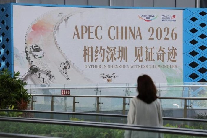Seorang wanita berjalan melewati poster APEC CHINA 2026 dalam Pameran Industri Budaya Internasional (Shenzhen) China ke-22 di Shenzhen, Provinsi Guangdong, China selatan, pada 22 Mei 2026. (Xin)