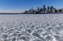 Foto yang diabadikan pada 24 Januari 2026 ini menunjukkan Danau Ontario yang membeku di Toronto, Kanada. (Xinhua)