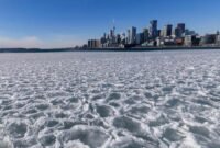 Foto yang diabadikan pada 24 Januari 2026 ini menunjukkan Danau Ontario yang membeku di Toronto, Kanada. (Xinhua)