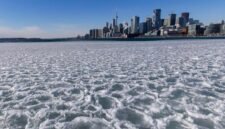 Foto yang diabadikan pada 24 Januari 2026 ini menunjukkan Danau Ontario yang membeku di Toronto, Kanada. (Xinhua)